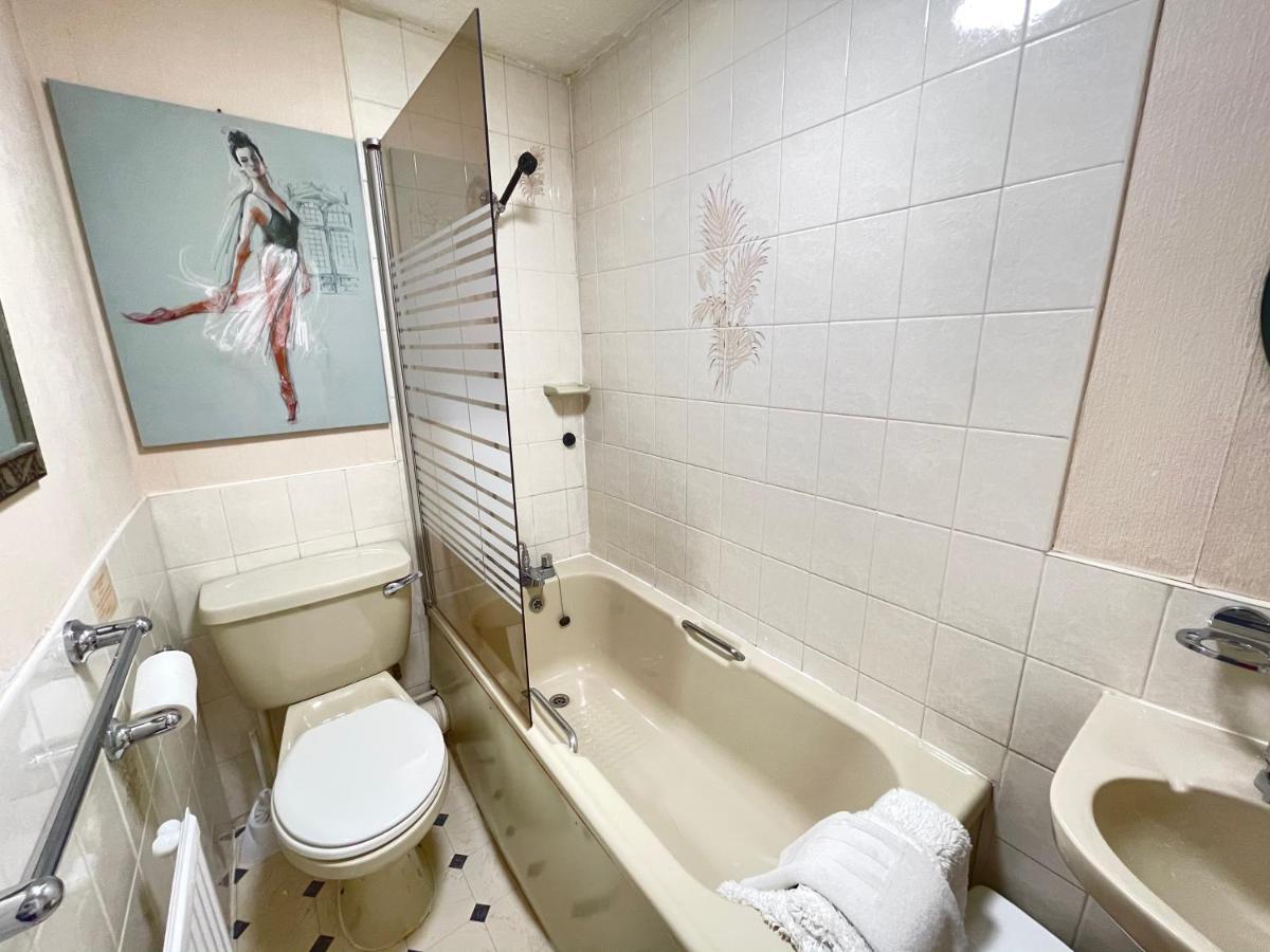 White Court Llandudno Bed & Breakfast Bagian luar foto